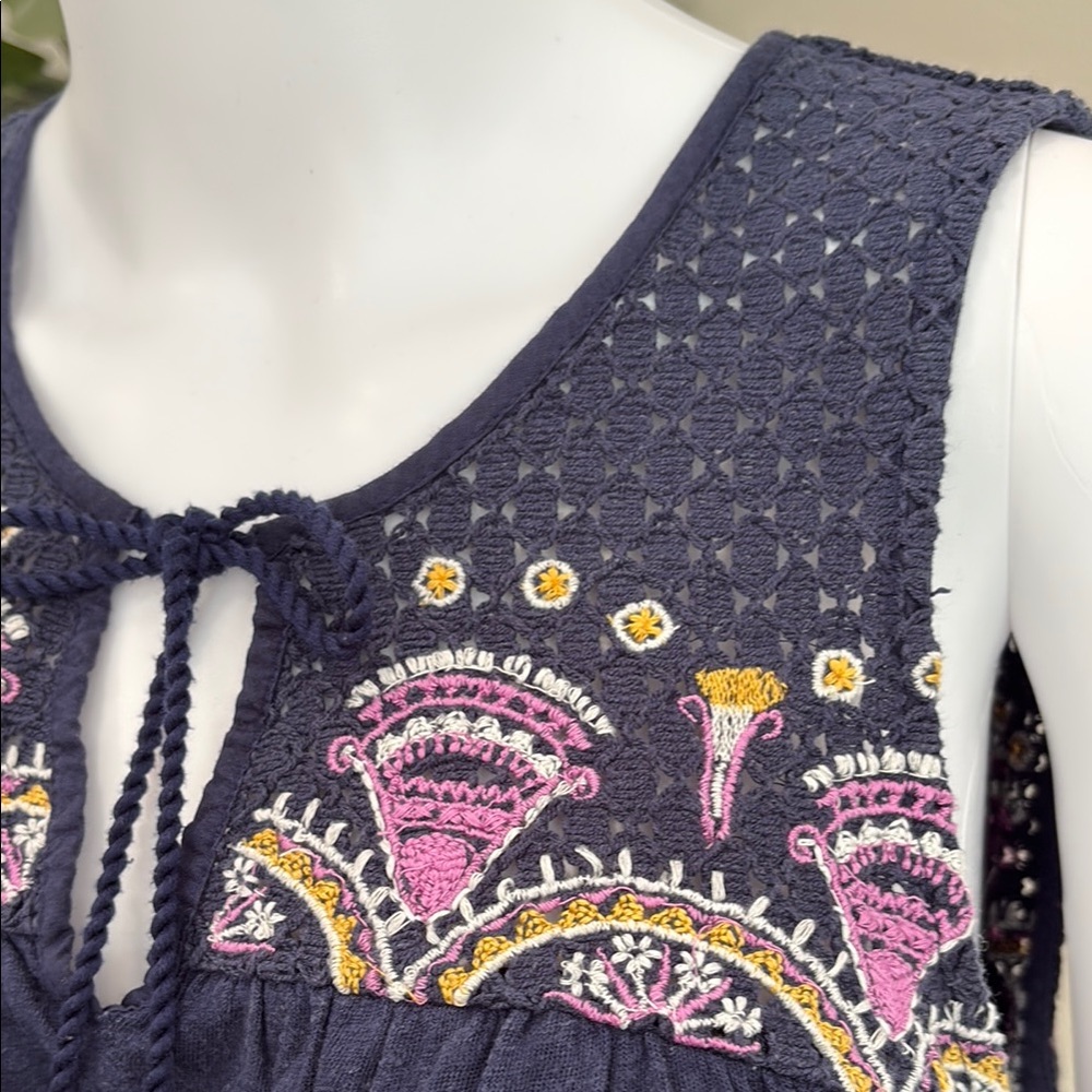 Anthropologie Akemi + Kin Crochet Williston Embroidered Tank Womens Size M Navy - Picture 3 of 14